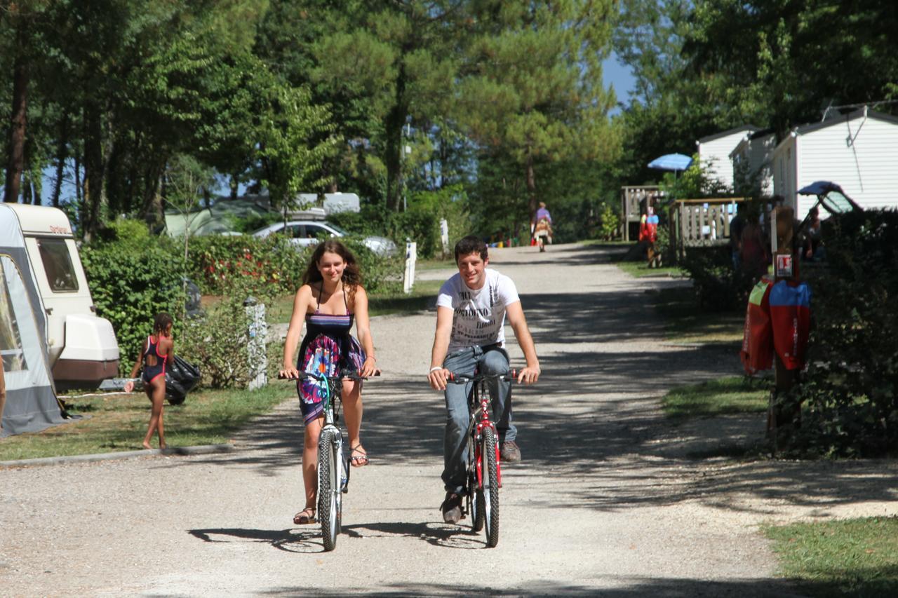 Camping Le Pressoir Petit-Palais-et-Cornemps Buitenkant foto
